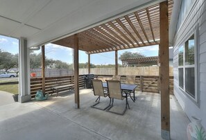 Outdoor dining - Central Location in Rockport! 1 mile from downtown. 5 min to beach! (Rockport)