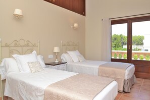 4 bedrooms, iron/ironing board, free WiFi, bed sheets