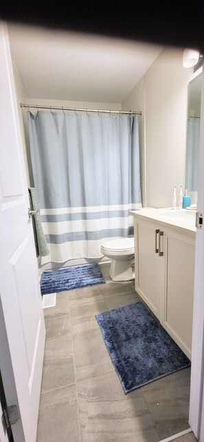 Serviettes fournies, savon, papier de toilette