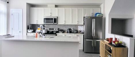 Mikrobølgeovn, ovn, kokeplater og oppvaskmaskin