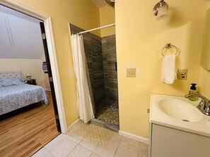 Hair dryer, towels, soap, shampoo - Beautiful Loft Apartment, close to downtown & Tybee I., full kitchen & laundry. (Savannah)