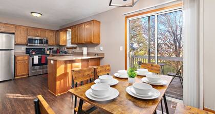 Oak Haven: 3 King Beds + 1 Queen Bed Fast Wi-Fi + FREE Parking - Sleeps 8 People