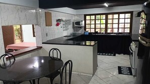 Mikrobølgeovn, ovn, kokeplater og kjøkkenutstyr