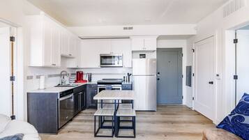 KylskÄp, mikrovÄgsugn, ugn och spishÀll