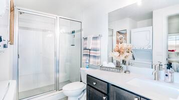 Dusch, hÄrtork, handdukar och tvÄl