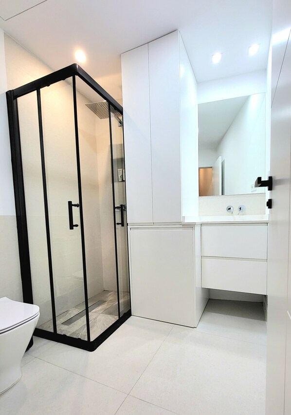 Shower, jetted tub, hair dryer, towels