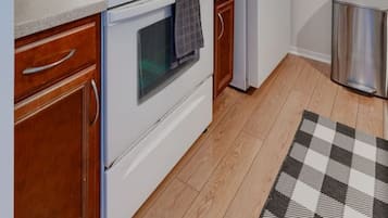 Frigorífic, microones, forn i placa de cuina