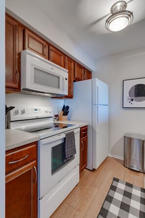 Réfrigérateur, micro-ondes, four, plaque de cuisson