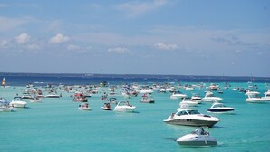 Uma marina com vários barcos atracados.