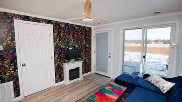 Smart TV, fireplace