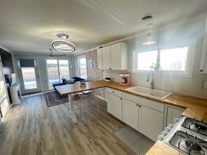 Réfrigérateur, four à micro-ondes, un four, surface de cuisson