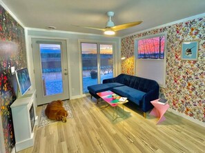 Smart TV, fireplace