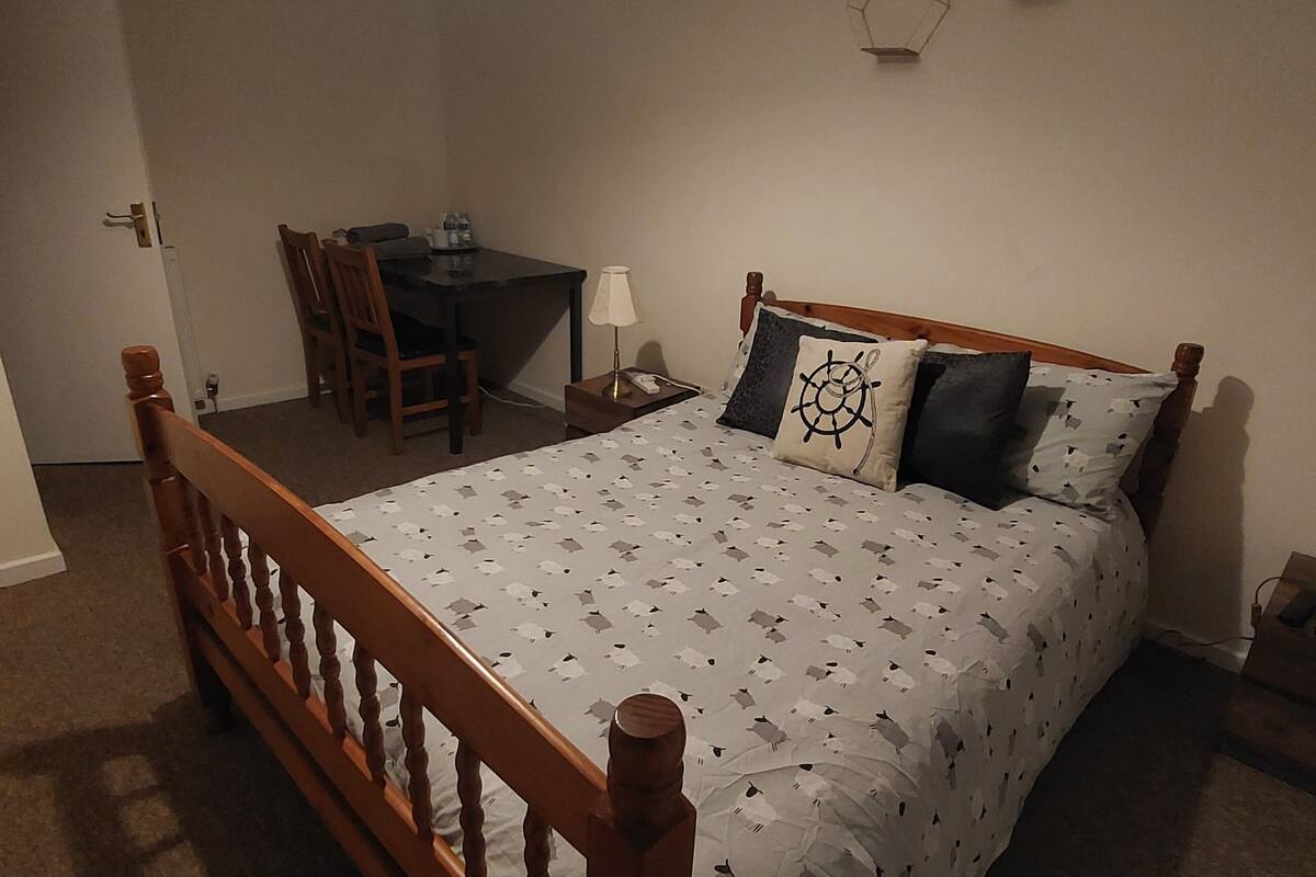 Desk, laptop workspace, iron/ironing board, free WiFi