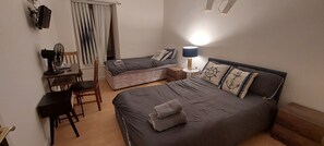 Triple Room | Desk, laptop workspace, iron/ironing board, free WiFi