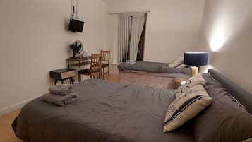 Habitación triple | Escritorio y espacio para trabajar con laptop