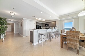 Fridge, microwave, oven, stovetop - Spacious, luxury condo on the water, with a beautiful view, conveniently located (Orange Beach)