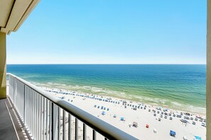 Property grounds - Spacious, luxury condo on the water, with a beautiful view, conveniently located (Orange Beach)
