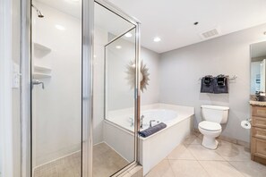 Baignoire Ă jets, sĂšche-cheveux, serviettes fournies, papier toilette