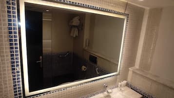 Secador de cabelo, bidê, toalhas de banho, sabonete