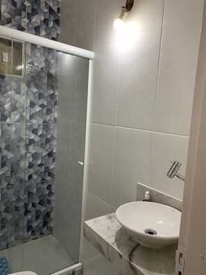 Regadera, toallas, jabón, shampoo 