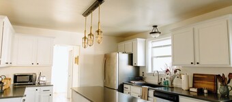 Downtown Historic Home. One block to downtown, cozy gathering place!