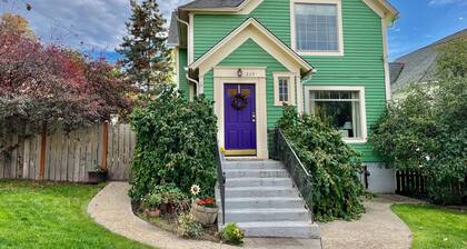 Downtown Historic Home. One block to downtown, cozy gathering place!