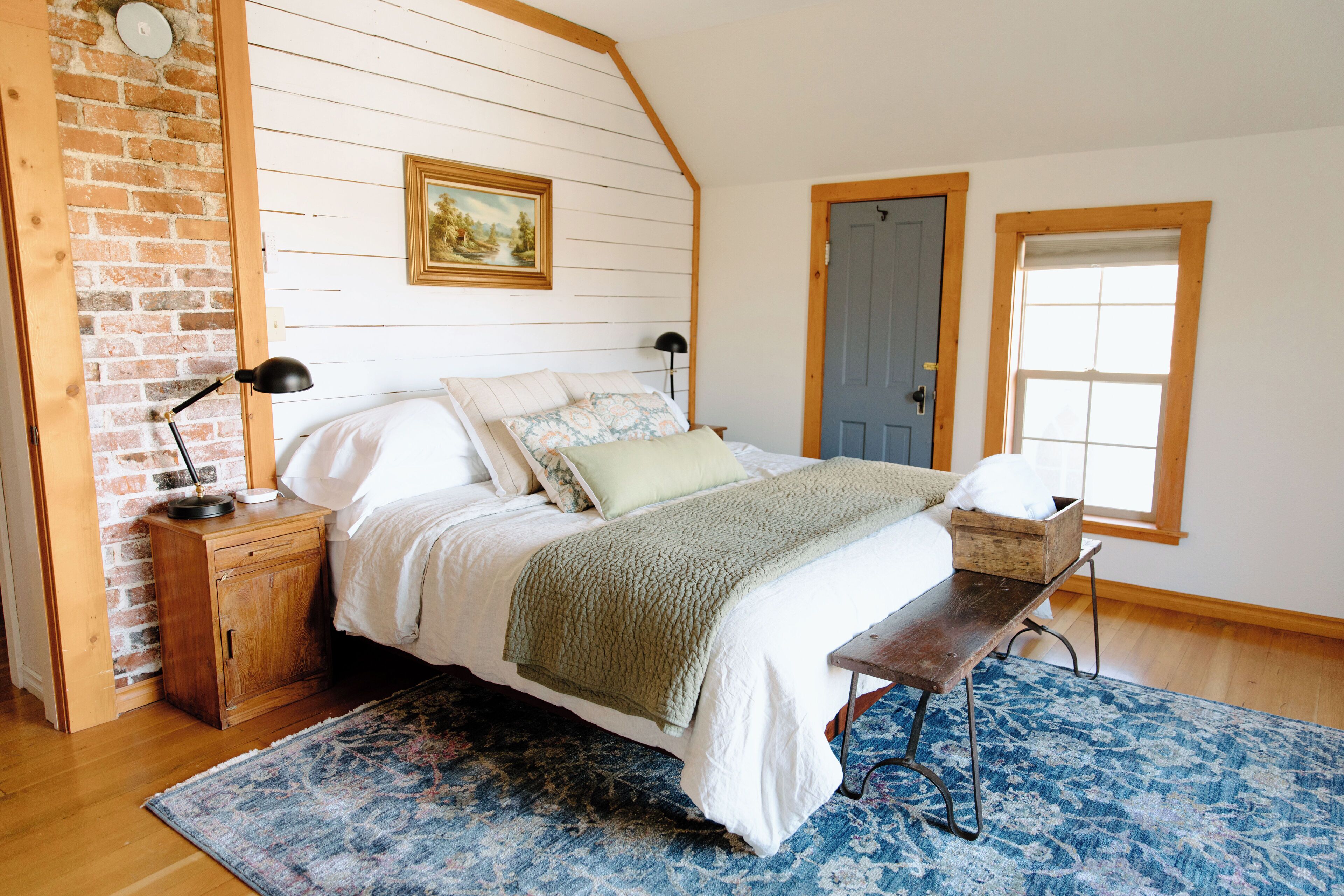 3 dormitoris, planxa i posts de planxar i un bressol de viatge 