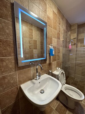 Shower, towels - 1 Antika Jabalal-Lovebdeh (Amman)