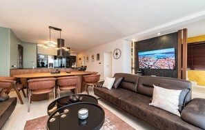 Una Smart TV, una mesa de tenis de mesa