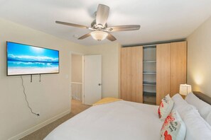 3 bedrooms, desk, iron/ironing board, travel cot