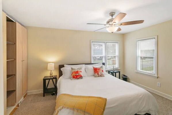 3 bedrooms, desk, iron/ironing board, travel cot