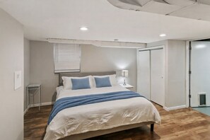 3 habitaciones, escritorio y tabla de planchar con plancha 