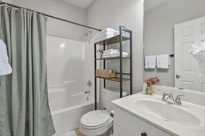 Hair dryer, towels - Tiger's Den on Dean In Auburn, 3BR/2.5BA 3 Miles from Jordan-Hare! (Auburn)