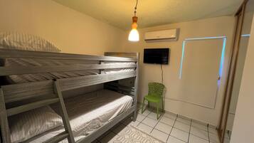 2 bedrooms, desk, WiFi, bed sheets