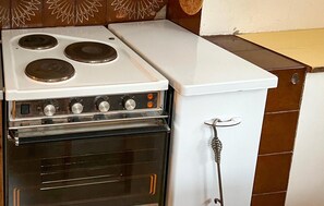 Frigorífico, microondas, placa de cocina y cafetera o tetera
