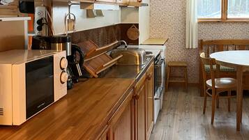 KylskÄp, spishÀll och kaffe- och tebryggare