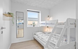 6 bedrooms, travel cot, free WiFi - Amazing home in Blokhus with sauna (Blokhus)