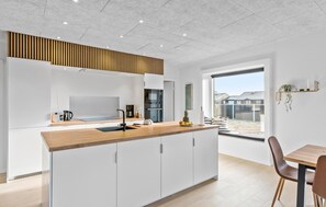 Kjøleskap, ovn, oppvaskmaskin og kaffetrakter/tekoker