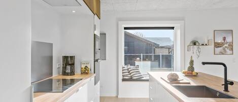 Een koelkast, een oven, een vaatwasser, een koffiezetapparaat/waterkoker