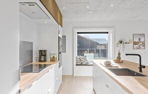 Kjøleskap, ovn, oppvaskmaskin og kaffetrakter/tekoker