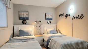 4 habitaciones, escritorio y tabla de planchar con plancha