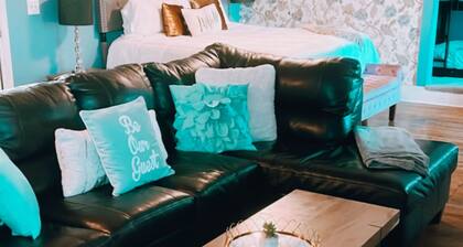 Historic Downtown Loft Overlooking Beautiful & Unique Covered Bridge 🐾 Friendly