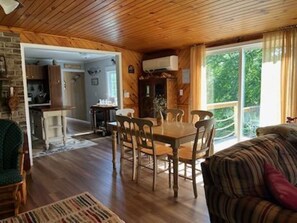 Smart-TV, peis, DVD-spiller og bøker