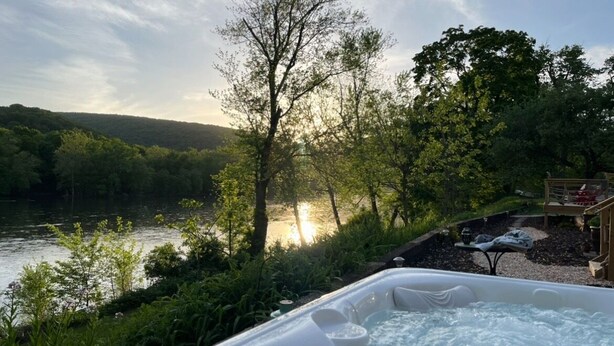 Un bain à remous avec vue sur un lac et des arbres.