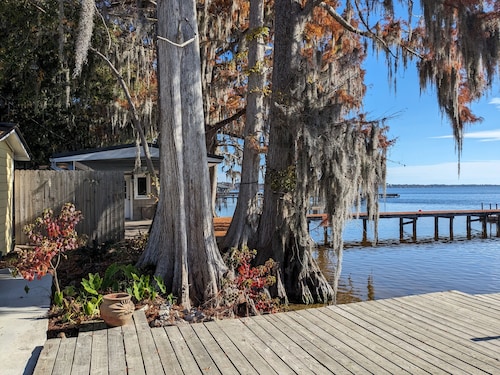 DOCKTAILS CABANA! Lake Front! HUGE outdoor space!