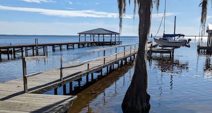 DOCKTAILS CABANA! Lake Front! HUGE outdoor space!