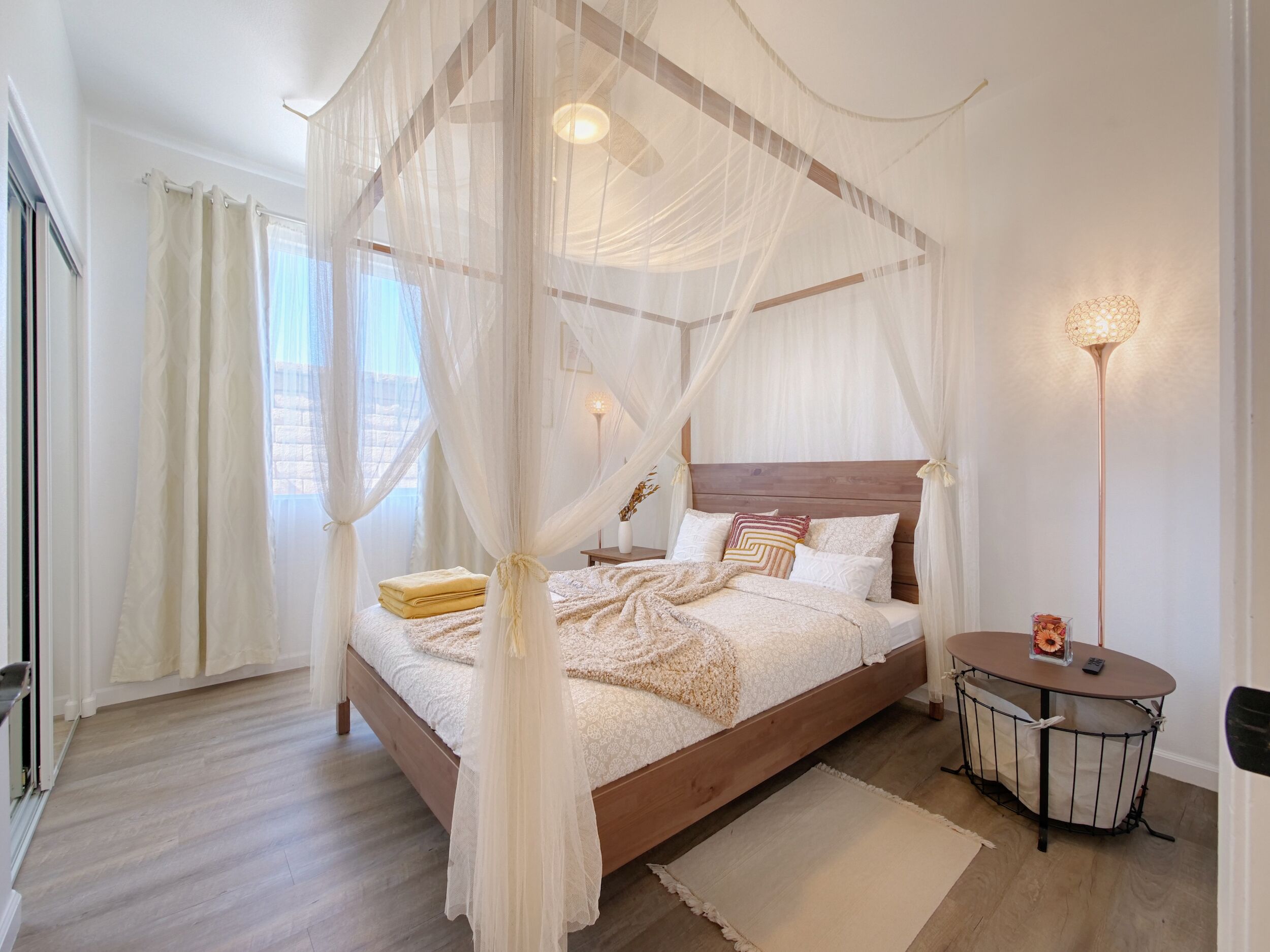 5 bedrooms, iron/ironing board, WiFi, bed sheets