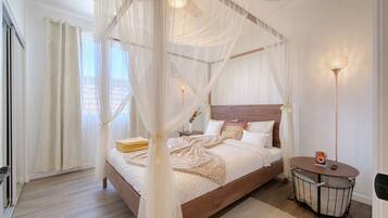 5 bedrooms, iron/ironing board, WiFi, bed sheets