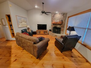 TV, fireplace - Sunset Ridge | Views • Soaking Tub • Stargazing (Ruidoso)