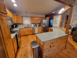 Kjøleskap, mikrobølgeovn, ovn og kokeplater